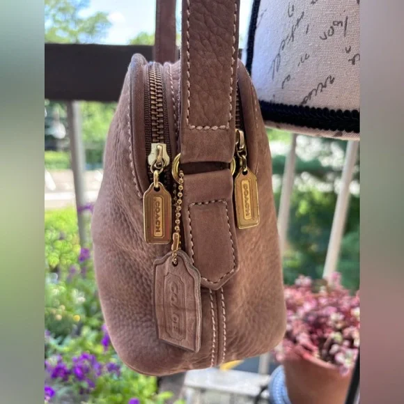 Vintage/Rare Coach Nubuck Leather Bag
Style: #494
Soft Taupe
Excellent Condition - Picture 5 of 11